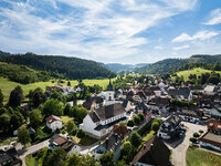  Blick auf den Ort Lenzkirch mit der Kirche (Bildnachweis:  Hochschwarzwald Tourismus GmbH)